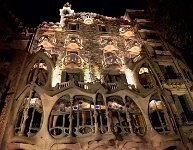 Barcelona-Gaudi-Casa-Batllo-by-night-2