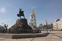 Kiev-St-Sophia-cathederal-and-statue-of-Hetman-Bogdan-Khemelnitsky-cossak