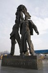 Kiev-statue-of-Russian-and-Ukrainian-workers-with-The-Soviet-Order-of-Friendship-of-Peoples