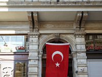 Istanbul-Beyoglu-Istikal-Caddesi-Turkish-flag