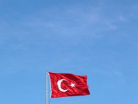 Istanbul-Turkish-flagi-on-the-shore-of-the-Bosphorous