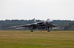 Farnborough-Avro-Vulcan-B2-landing