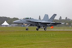 Farnborough-Boeing-F-A-18E-F-Super-Hornet-landing-in-the-rain