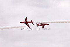 Farnborough-Red-Arrows-synchro-pair