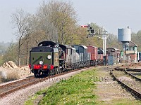 Southern railways livery steam engine pulling freight on the Blu