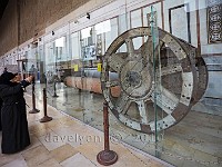 Syria-Damascus-muslim-women-taking-photo-of-old-wagon-in-the-courtyard-of-the-Great-Umayyad-mosque